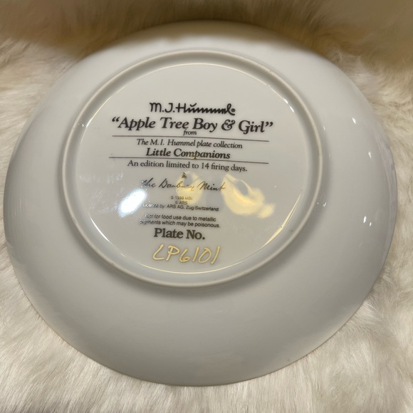 ❣️🆕M.J. Hummel Apple Tree Boy and Girl Collectors Plate❣️ - Picture 2 of 2
